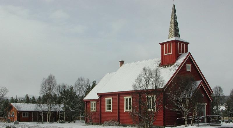 Dalen kyrkje med servicehus, så vidt snødekt