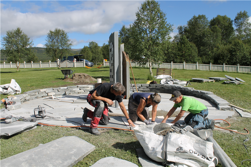 Arbeid ved monumentet på den nyetablerte minnelunden på Folldal kirkegård.