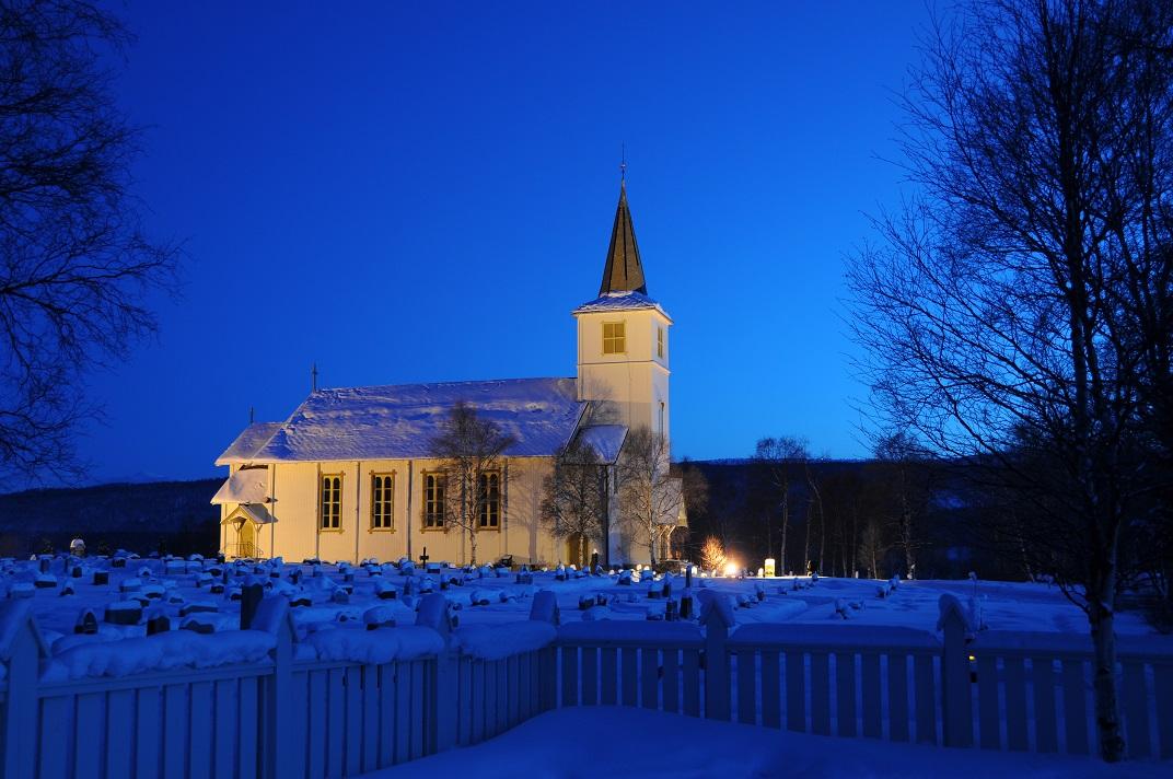 Folldal kirke i blått desemberlys