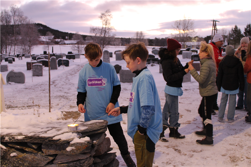 11-åringer tenner stjerneskudd utenfor Folldal kirke søndags morgen